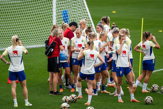 Stina Lennartsson and Stina Blackstenius with team mates of