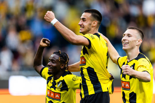 Srdjan Hrstic of Häcken celebrates with Ibrahim Sadiq and