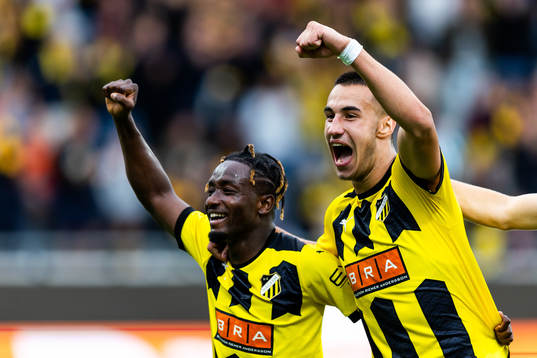Srdjan Hrstic of Häcken celebrates with Ibrahim Sadiq