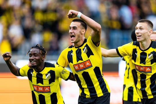 Srdjan Hrstic of Häcken celebrates with Ibrahim Sadiq and