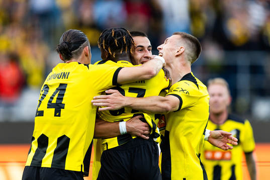 Srdjan Hrstic of Häcken celebrates with team