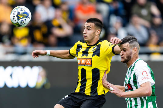 Srdjan Hrstic of Häcken and Nemanja Ljubisavljevic of