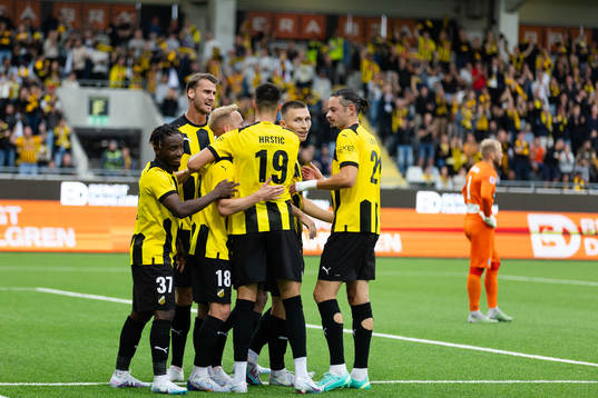 Srdan Hrstic of Häcken celebrates afters scoring 1-0 with