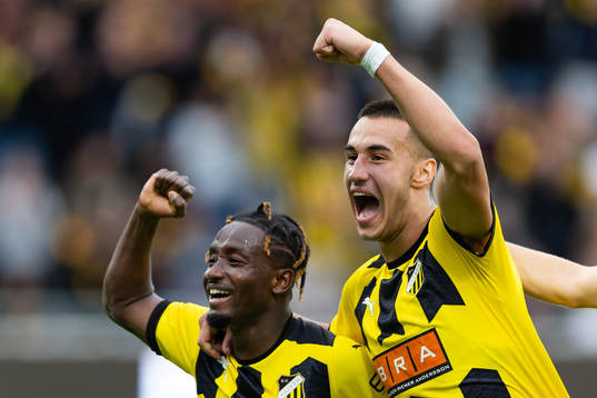 Srdan Hrstic of Häcken celebrates with Ibrahim Sadiq