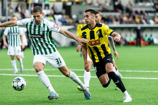 Stipe Vucur of Zalgiris Vilnius and Srdjan Hrstic of Häcken
