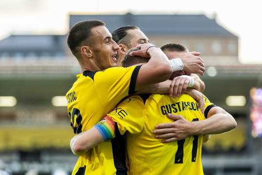 Samuel Gustafson of Häcken celebrates with team