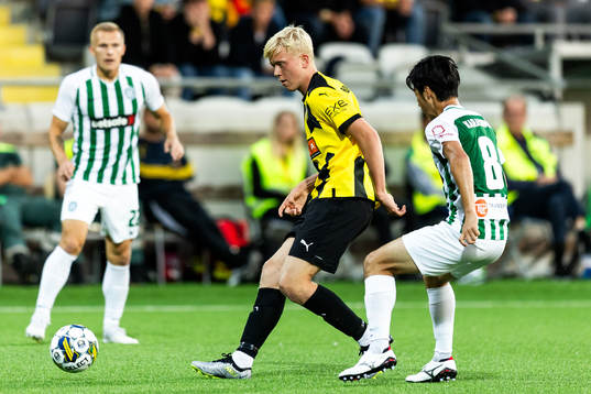 Isak Brusberg of Häcken and Yukiyoshi Karashima of