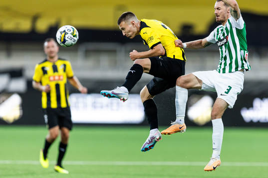 Kristoffer Lund Hansen of Häcken and Mario Pavelic of