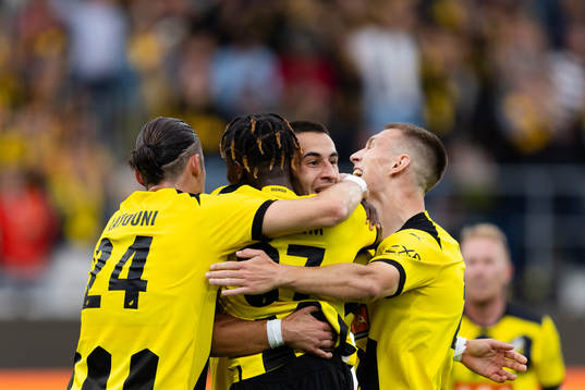 Srdan Hrstic of Häcken celebrates scoring 1-0 with team