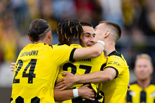 Srdan Hrstic of Häcken celebrates scoring 1-0 with team