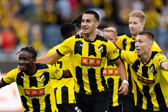 Srdan Hrstic of Häcken celebrates scoring 1-0 with team