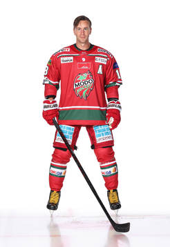 s Mikael Ruohomaaposerar för ett porträtt