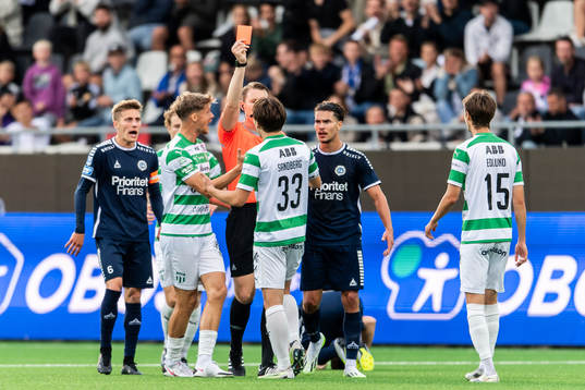 Västerås SKs Miguel Sandberg får rött kort av domare