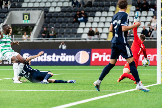 Utsiktens Lucas Hedlund gör 1-0 bakom Västerås SKs