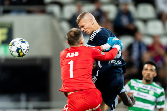 Utsiktens Lucas Hedlund nickar in 4-0 bakom Västerås SKs
