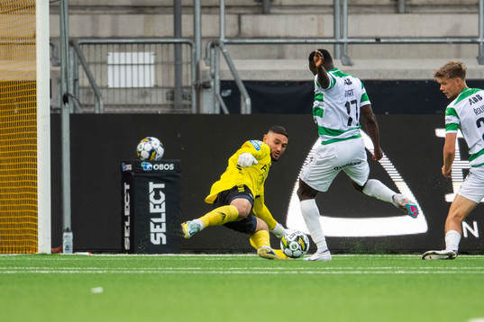 Utsiktens målvakt Elias Hadaya och Västerås SKs Ibrahim