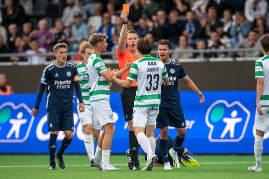 Domare Oscar Johnson ger Västerås SKs Miguel Sandberg