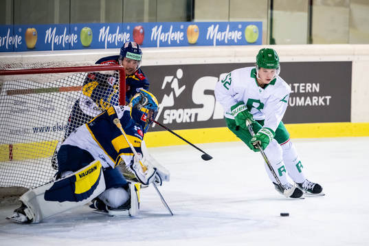 Goalkeeper Sandro Aeschlimann of Davos and Felix Nilsson of