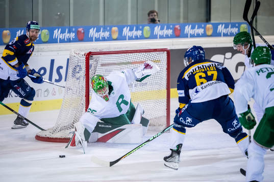 Leon Bristedt of Davos and goalkeeper Christoffer Rifalk of
