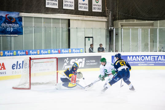 Linus Sandin of Rögle against goaltender Sandro