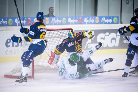Dennis Everberg of Rögle and goalkeeper Sandro Aeschlimann