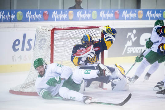 Dennis Everberg of Rögle and goalkeeper Sandro Aeschlimann