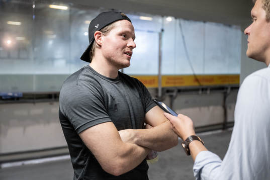 Johannes Johannesen of Rögle speaks to Linus Ahlin of