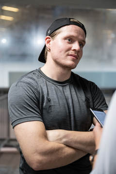 Johannes Johannesen of Rögle speaks to Linus Ahlin of
