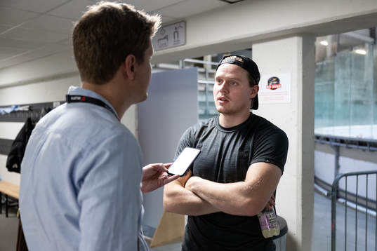 Johannes Johannesen of Rögle speaks to Linus Ahlin of
