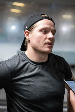 Johannes Johannesen of Rögle speaks to Linus Ahlin of
