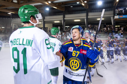 Adam Tambellini of Rögle and Leon Bristedt of Davos