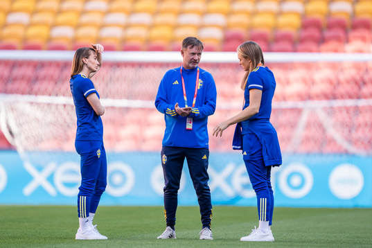 Kosovare Asllani, head coach Peter Gerhardsson and