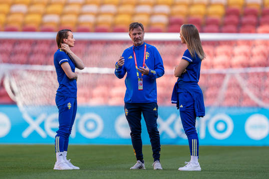Kosovare Asllani, head coach Peter Gerhardsson and