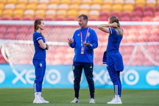 Kosovare Asllani, head coach Peter Gerhardsson and