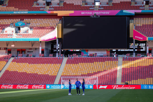 Kosovare Asllani, head coach Peter Gerhardsson and