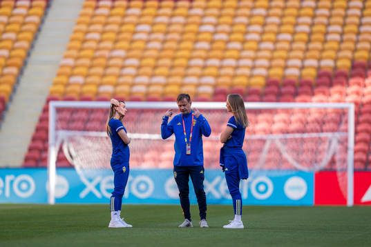 Kosovare Asllani, head coach Peter Gerhardsson and