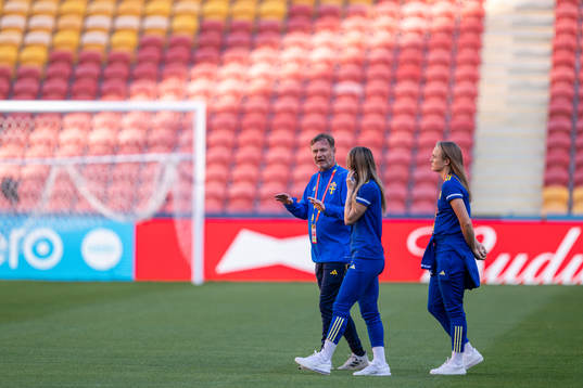 Head coach Peter Gerhardsson, Kosovare Asllani and