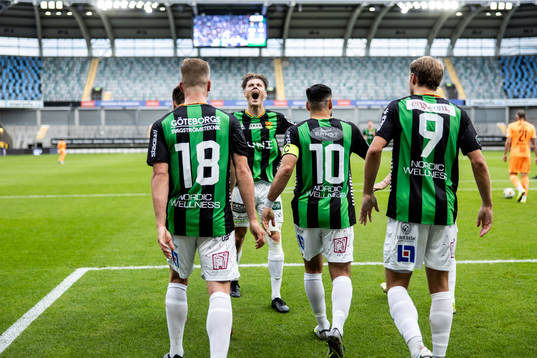 GAIS Axel Henriksson jublar med lagkamrater