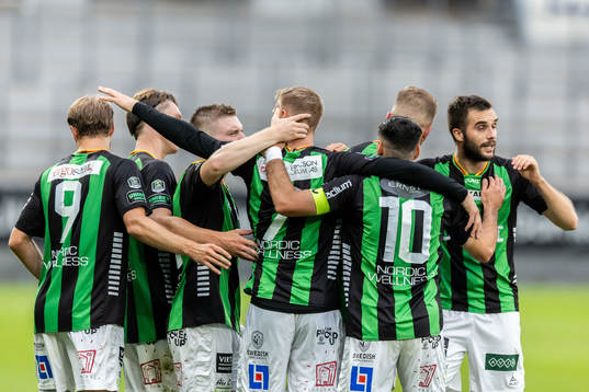 GAIS Alexander Ahl Holmström jublar med lagkamrater