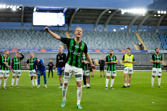 GAIS Viktor Krüger jublar och håller i segersång