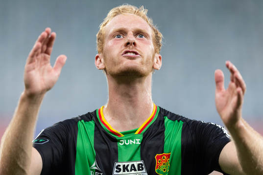 GAIS Viktor Krüger jublar och håller i segersång