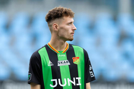 GAIS Anes Cardaklija på line up innan fotbollsmatchen i