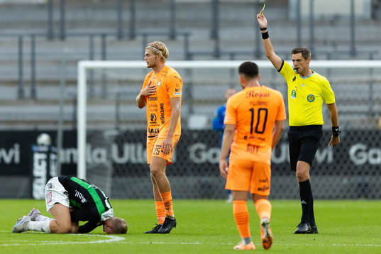 AFC Eskilstunas Mattis Adolfsson får ett gult kort av