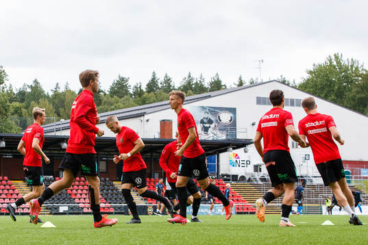 Brommapojkarnas spelare värmer upp