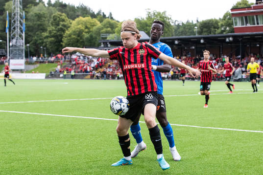 Brommapojkarnas Oscar Pettersson och Halmstads Naeem