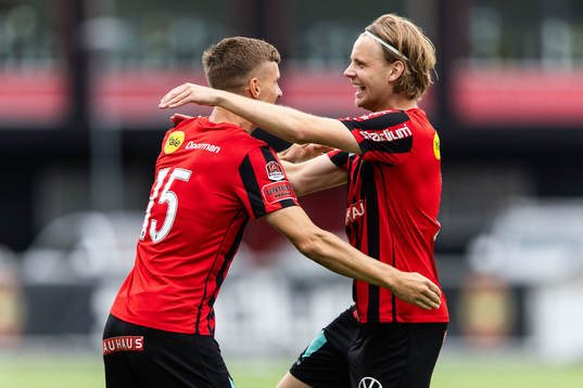 Brommapojkarnas Oscar Pettersson jublar med Samuel Leach
