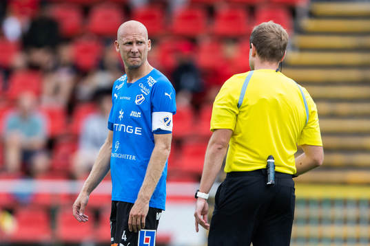 Halmstads Andreas Johansson och domare Richard Sundell