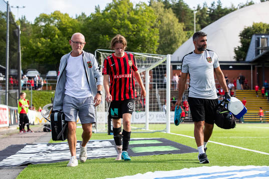Brommapojkarnas Oscar Pettersson lämnar planen