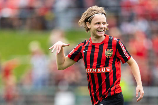 Brommapojkarnas Oscar Pettersson jublar