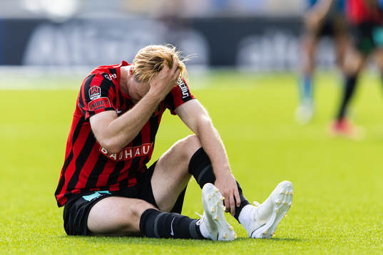 Brommapojkarnas Tim Waker har ont